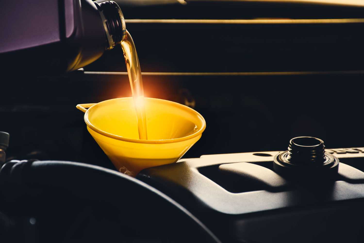 Ulei de motor turnat în automobil cu o pâlnie