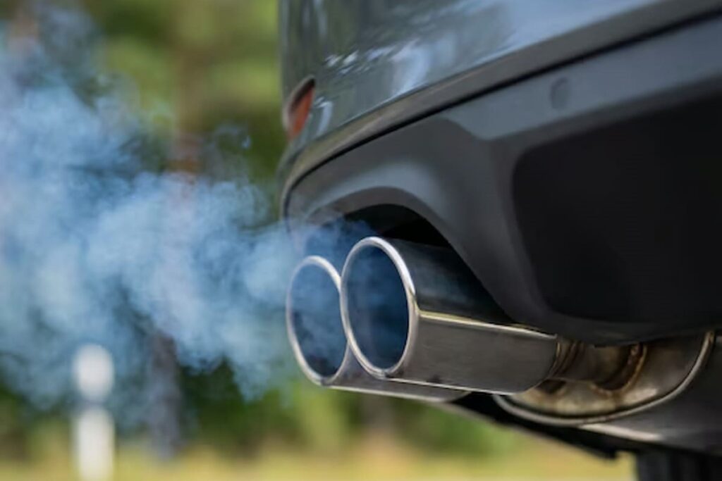 Imagine cu fum albastru-cenusiu iesind din evacuare, semn al arderii uleiului in motor