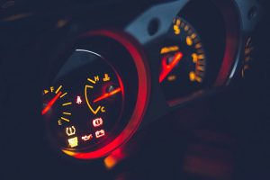 tabloul de bord al unui autovehicul cu indicatorul uleiului si combustibili