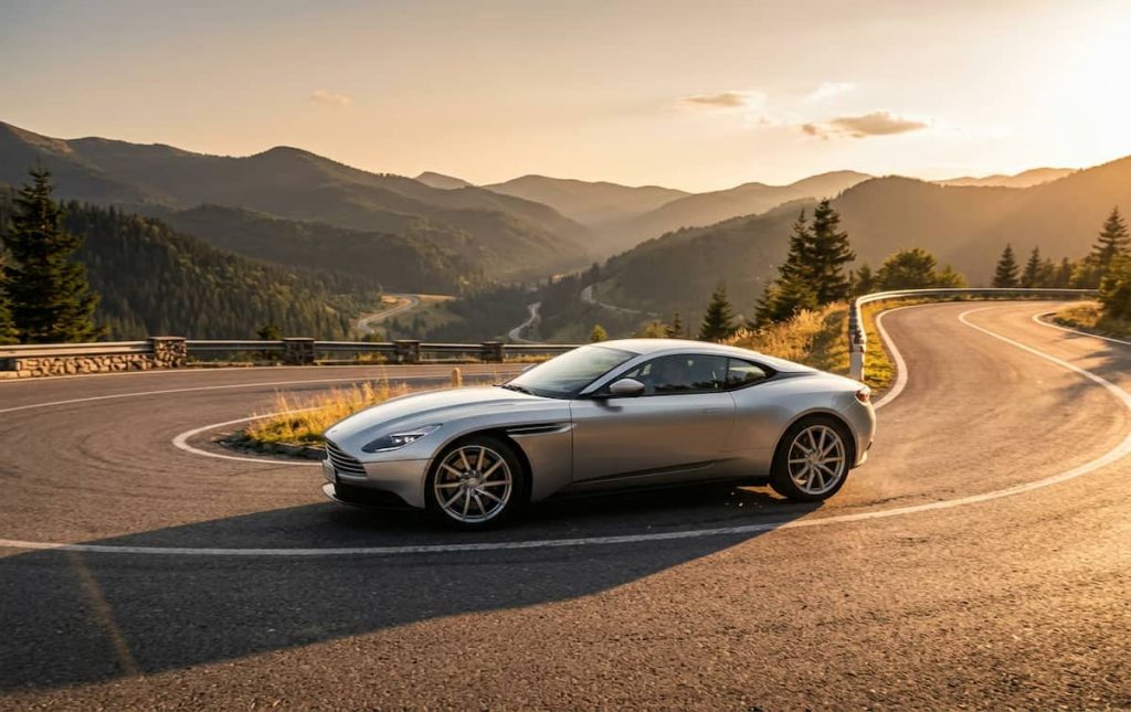 Automobil pe un drum montan scenic